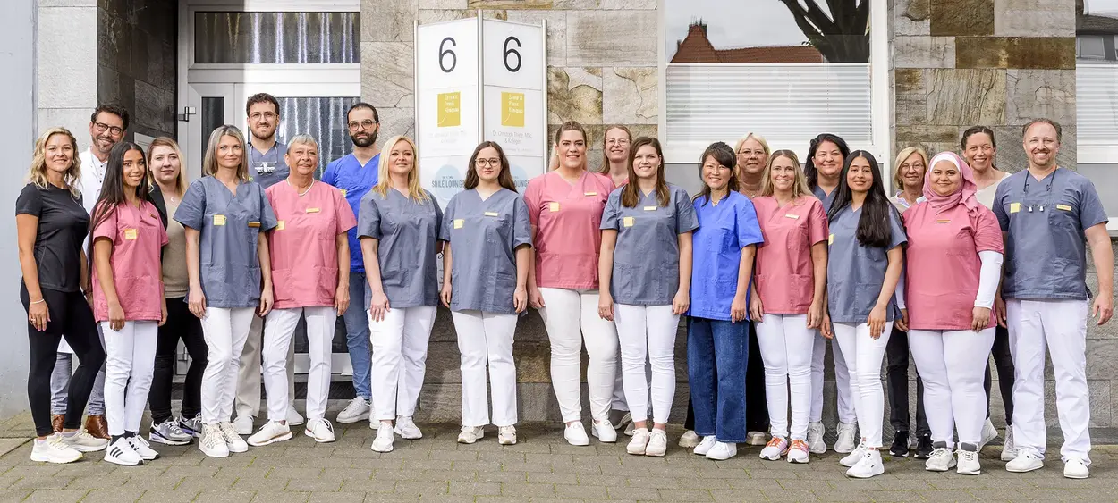 Gesamtes Team von der Zahnarztpraxis und der Smile-Lounge in Lippstadt